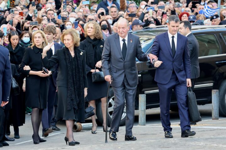Juan Carlos arriba al funeral de Constantí sense el seu fill, Felipe VI. Fotografia: Raúl Terrel.