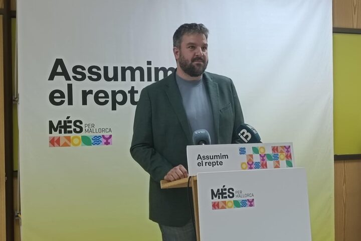 El coordinador general de MÉS per Mallorca, Lluís Apesteguia, en una conferència de premsa a la seu de la formació (fotografia: Europa Press).
