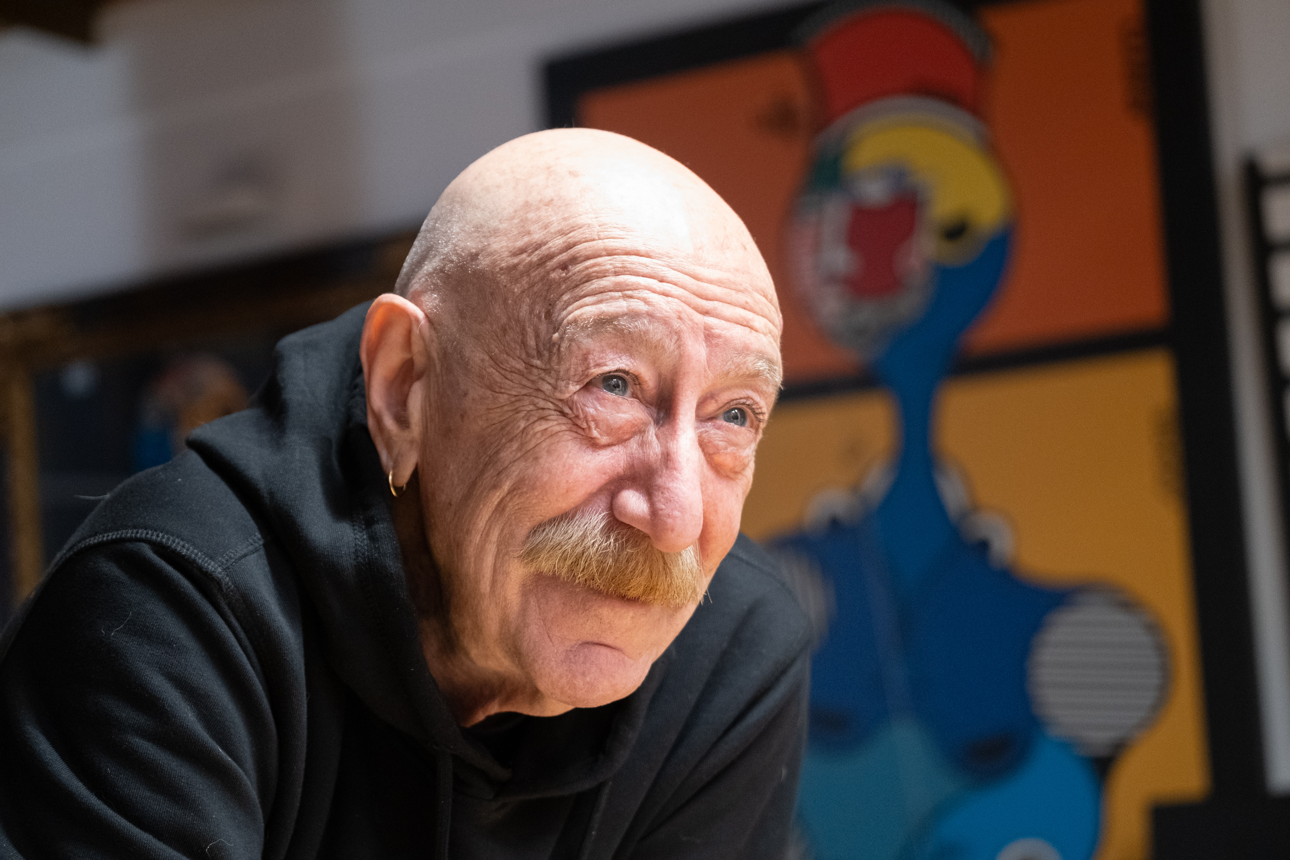 Oswald Aulèstia, durant una entrevista amb VilaWeb (fotografia: Adiva Koenigsberg)