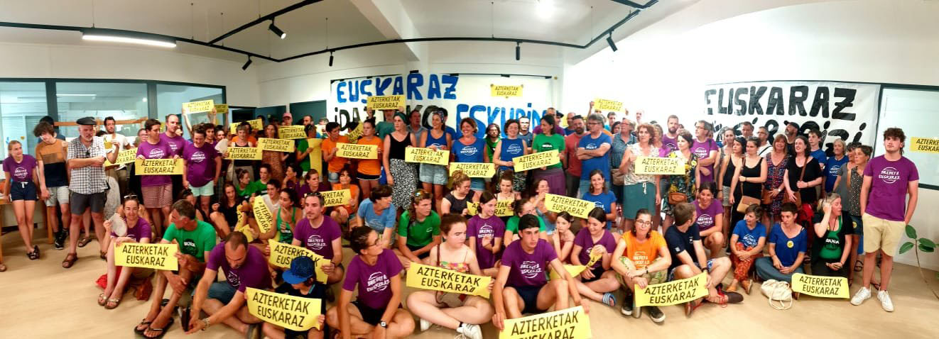 Ocupació de les oficines de la Inspecció Acadèmica a Baiona per a demanar de fer els exàmens en èuscar (fotografia: Seaska).