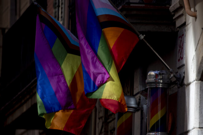Vox s’oposa a penjar la bandera LGBTI a la façana de les Corts amb motiu de l’Orgull