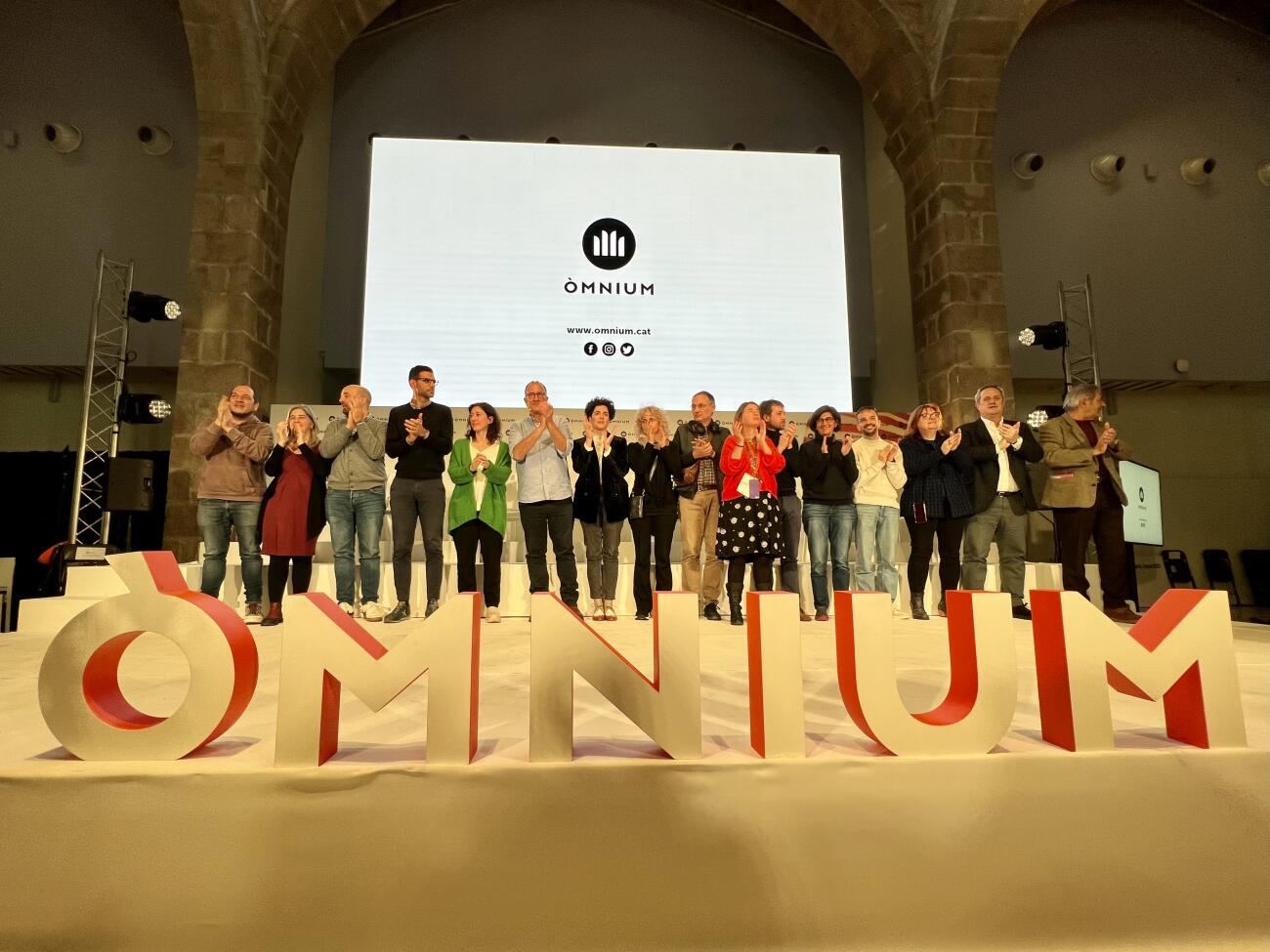 Foto de família a l'Assemblea General d'Òmnium a les Drassanes de Barcelona.