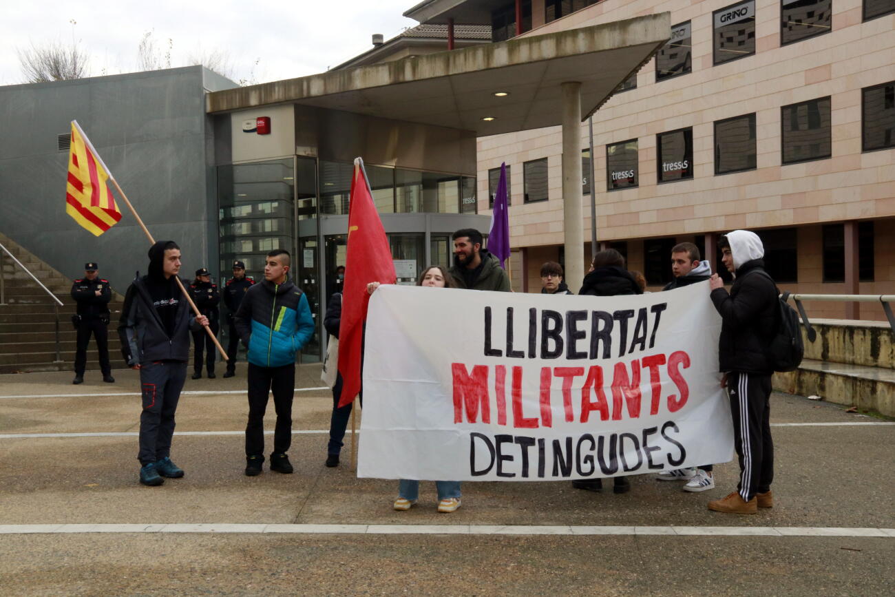 Concentració davant de la comissaria de la policia espanyola de Lleida (fotografia: Endavant Ponent)