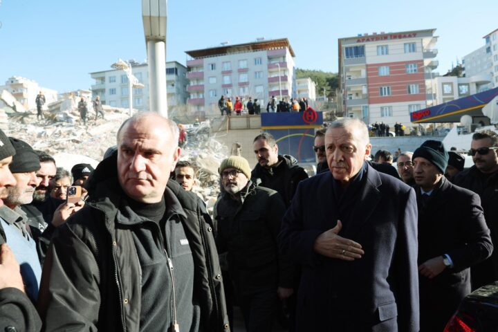 El president Recep Tayyip Erdogan durant una visita a les víctimes del terratrèmol a Maraix