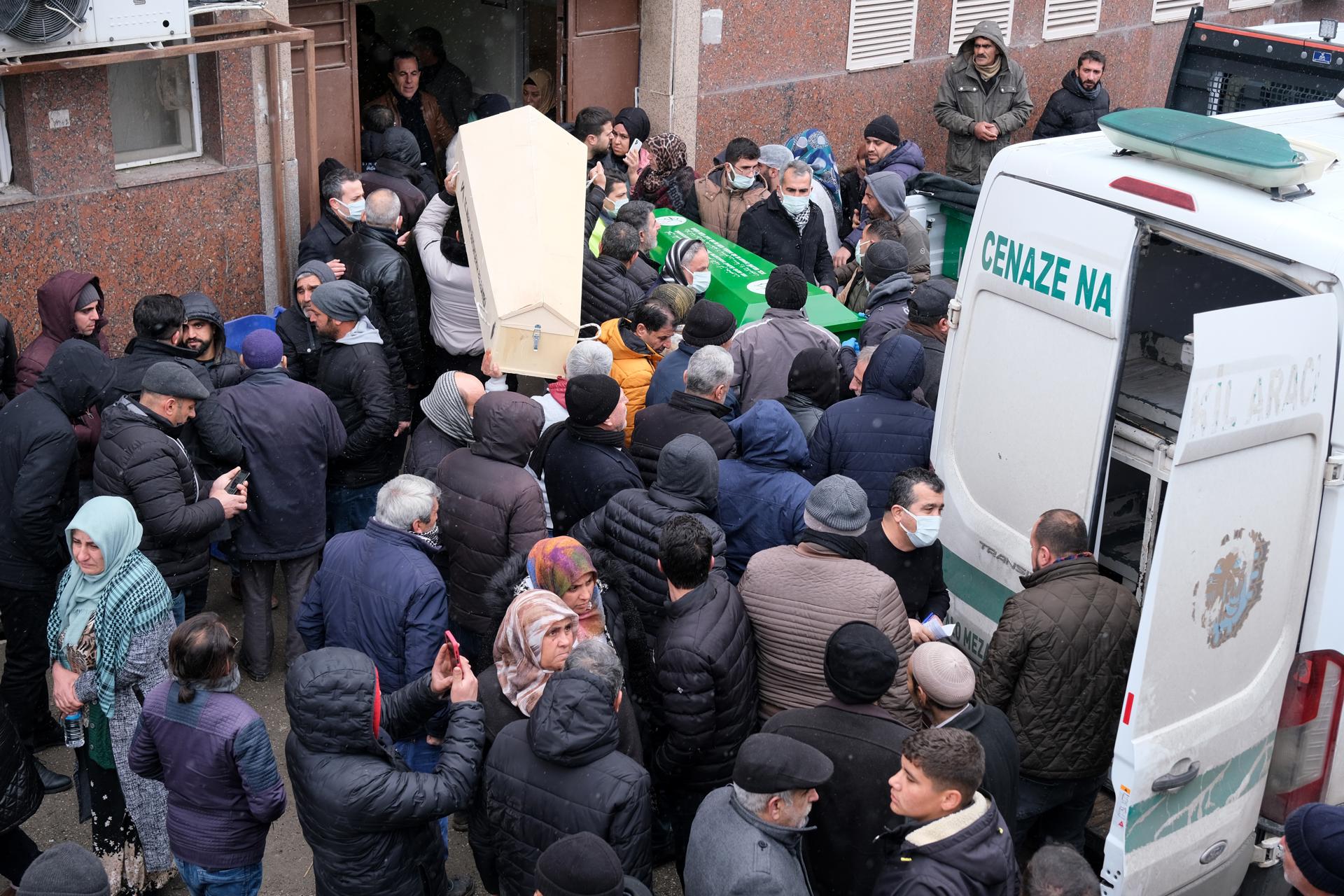 Ciutadans d'Amed (capital del Kurdistan Septentrional) carreguen el taüt d'una víctima cap a l'interior d'un tanatori (fotografia: Deniz Tekin)