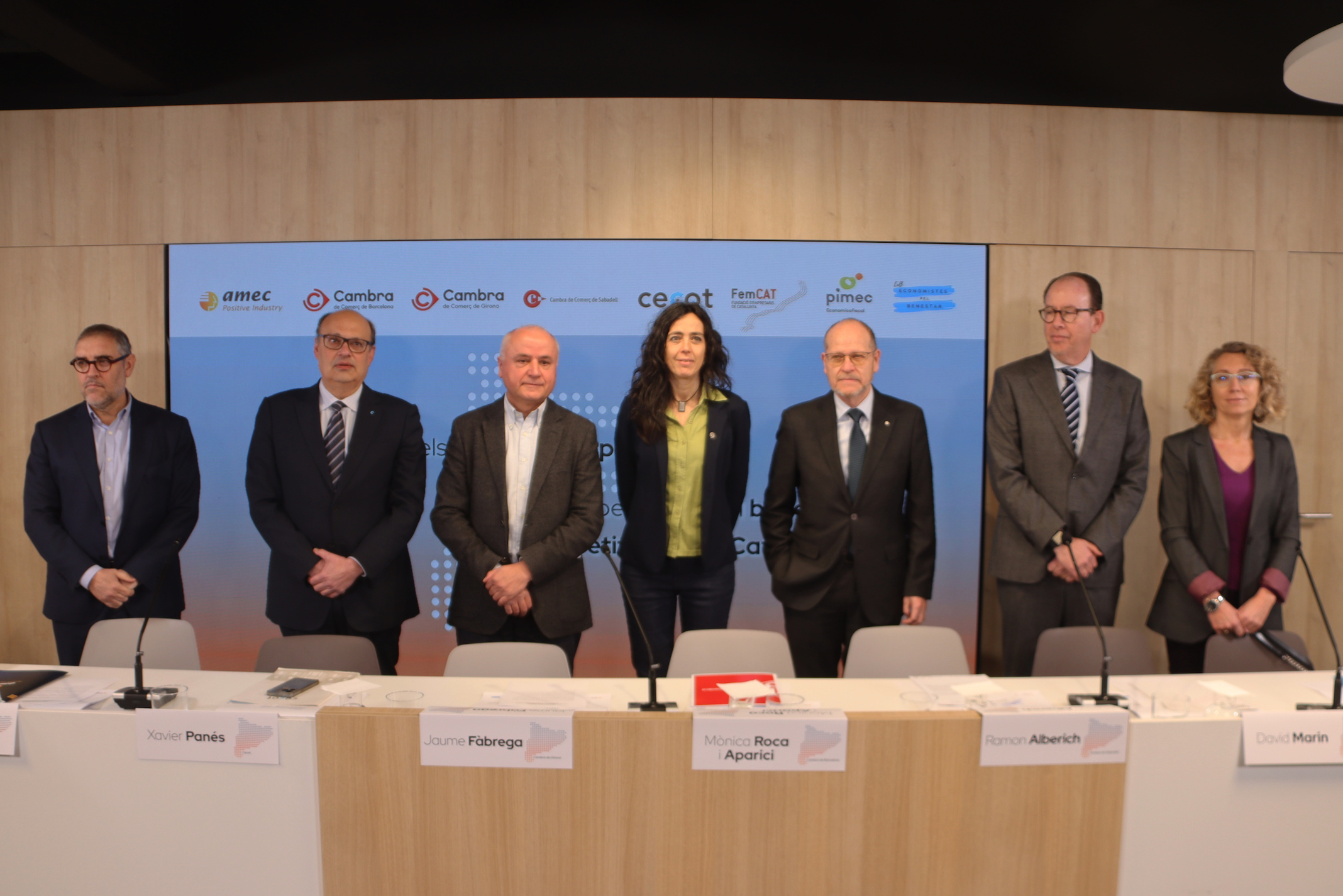 Representants de les patronals Cecot, Pimec, Ameci Femcat i les cambres de comerç de Barcelona, Sabadell i Girona, avui a Barcelona (fotografia: Miquel Vera)