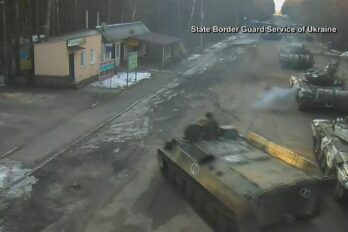 Vehicles russos travessant la frontera d'Ucraïna avui fa un any.