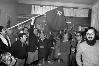 Ramón Tamames enarborant la bandera del Partit Comunista (fotografia: agència EFE).