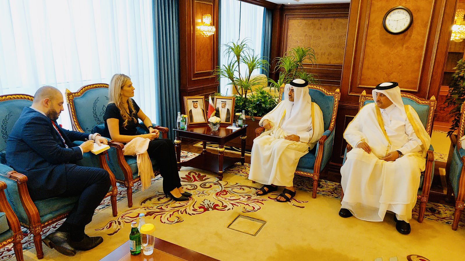 Eva Kailí en una trobada a Doha amb el ministre Ali bin Samikh Al Marri