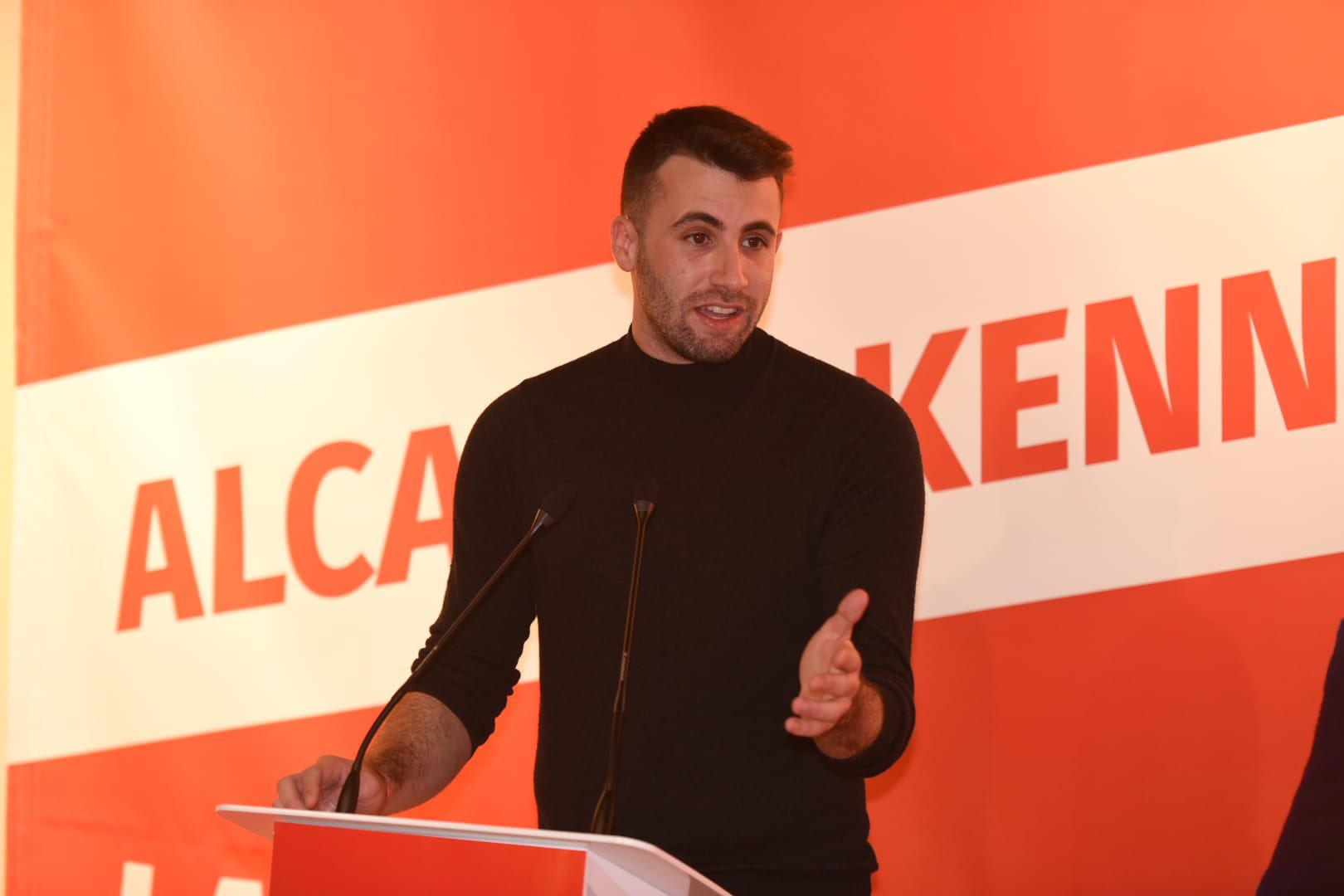 El primer tinent de batlle, Christian Soriano, en l'acte de presentació del candidat del PSC i actual batlle del Vendrell, Kenneth Martínez