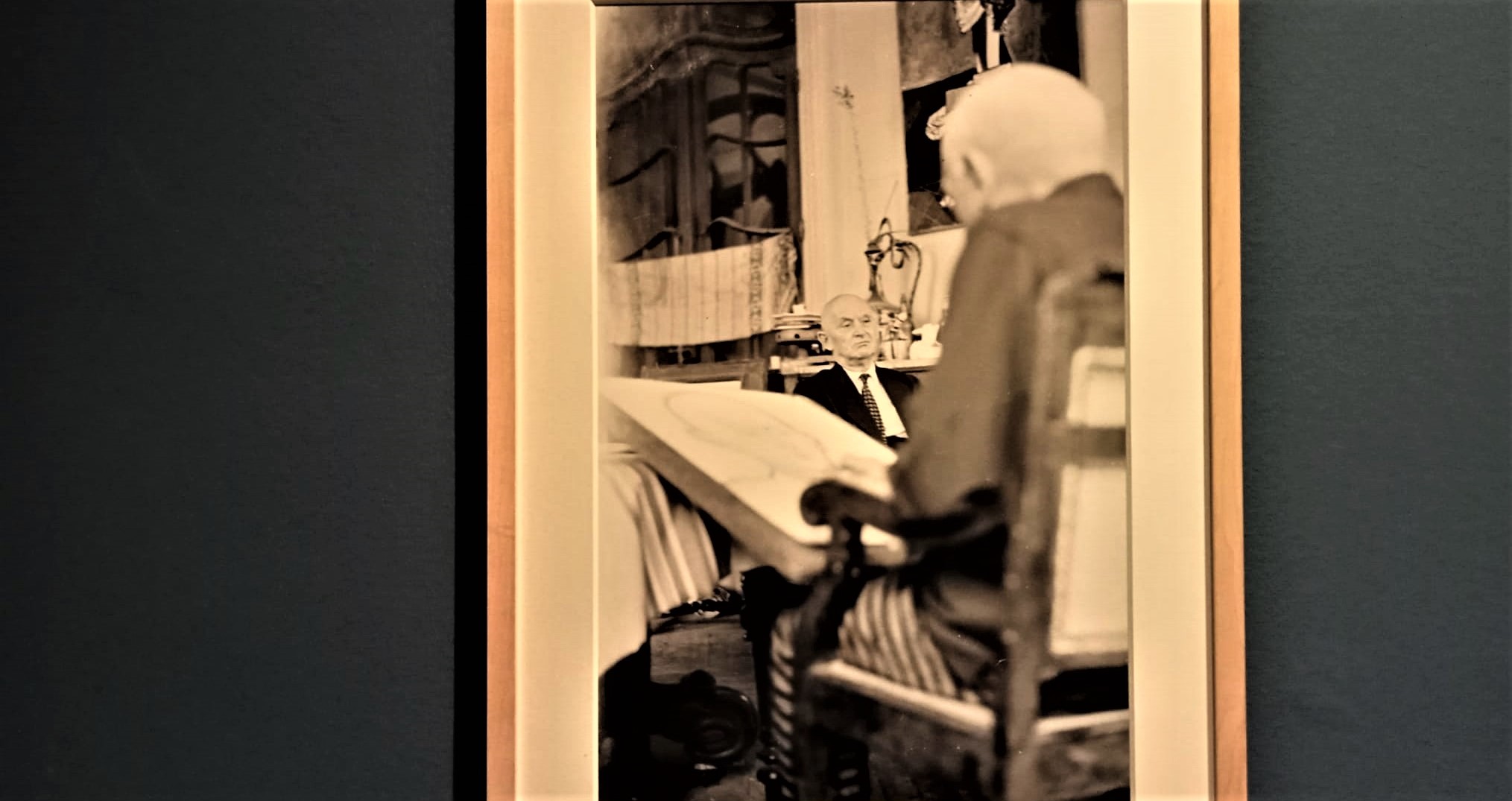 Picasso dibuixant el retrat de Daniel-Henry Kahnweiler, 1957 (fotografia: Jacqueline Picasso).