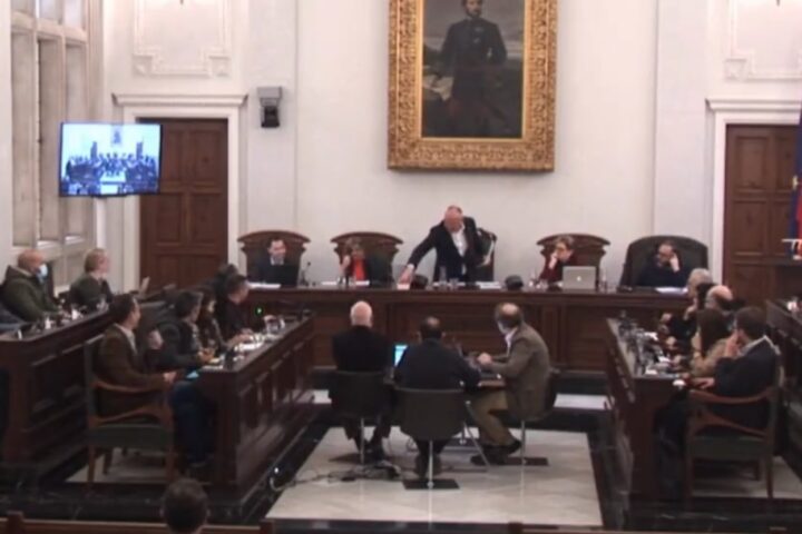 El batlle Carles Pellicer movent la constitució espanyola per sobre de la mesa de la sala de plens