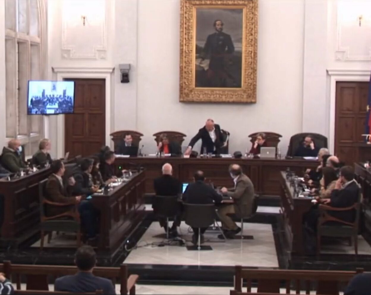 El batlle Carles Pellicer movent la constitució espanyola per sobre de la mesa de la sala de plens