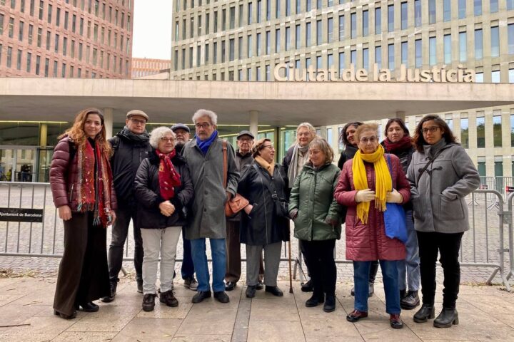 Vallejo, acompanyat de membres de la campanya 'Via Laietana 43: fem justícia, fem memòria'.