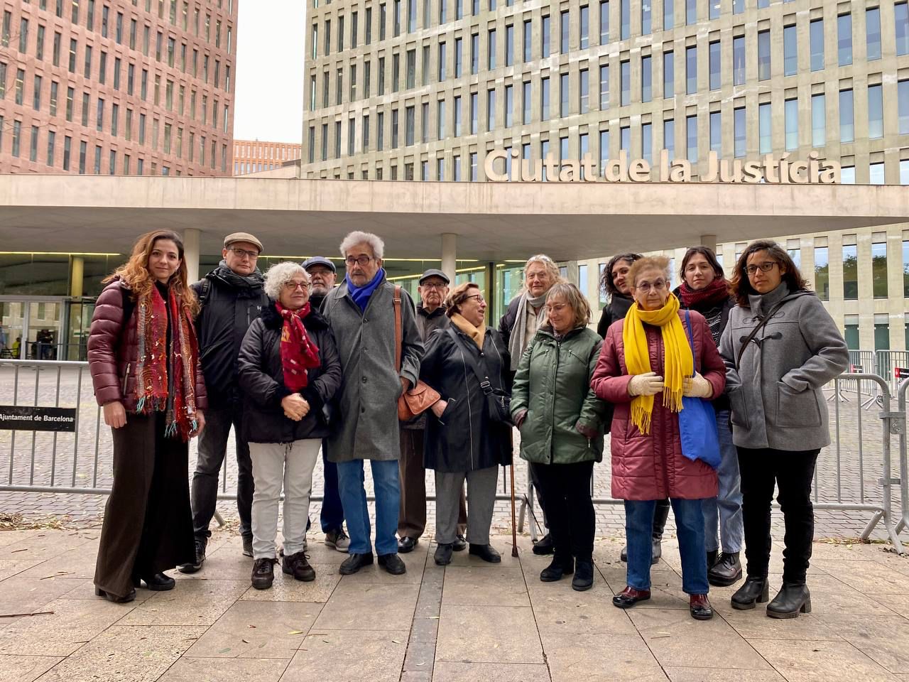 Carles Vallejo, acompanyat de membres de la campanya 'Via Laietana 43: fem justícia, fem memòria'.