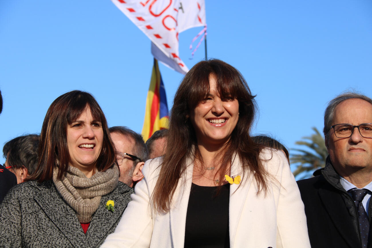 La presidenta de Junts, Laura Borràs, arriba acompanyada la diputada de Junts Aurora Madaula i l'ex-president Quim Torra
