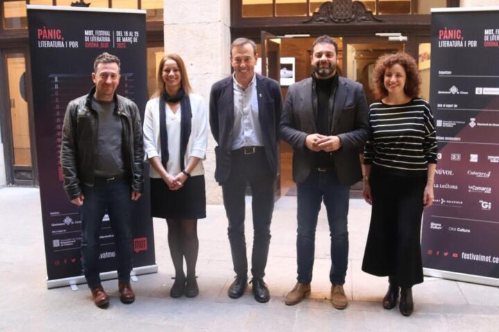 Els responsables del Festival MOT amb l'alcalde d'Olot, Pep Berga, i el vicealcalde de Girona, Quim Ayats