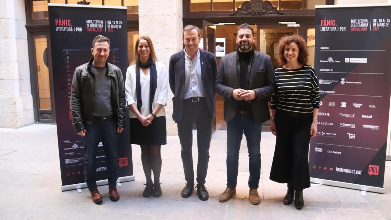 Els responsables del Festival MOT amb l'alcalde d'Olot, Pep Berga, i el vicealcalde de Girona, Quim Ayats