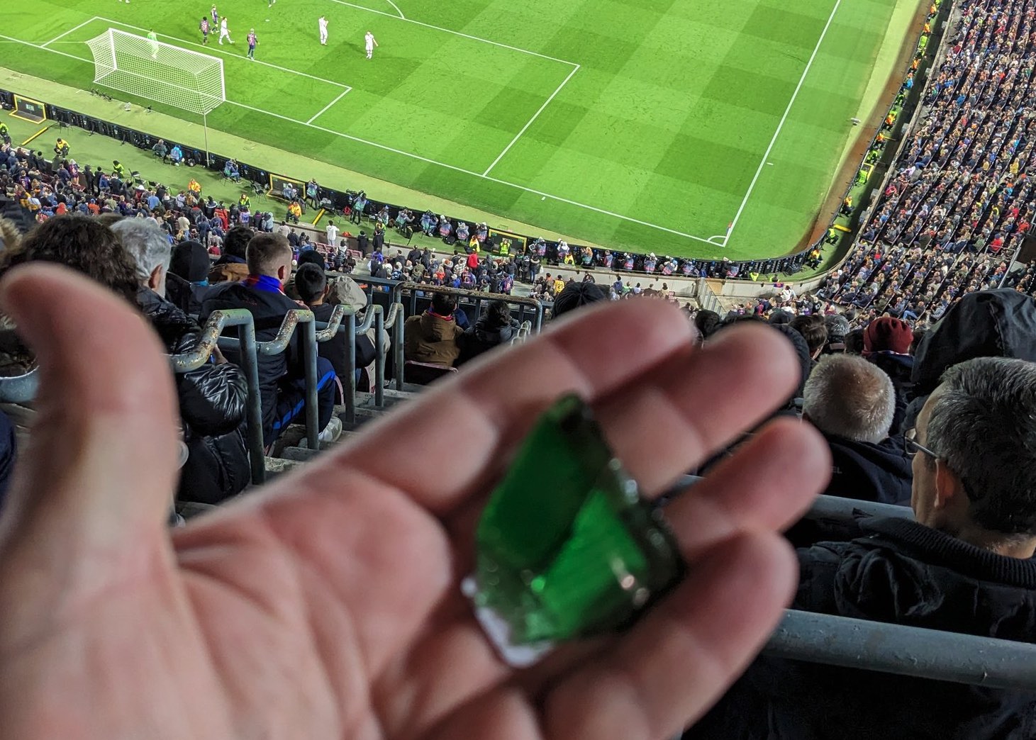 Un dels trossos de vidre llançat pels afeccionats del Manchester United (fotografia: Dídac Moreno).