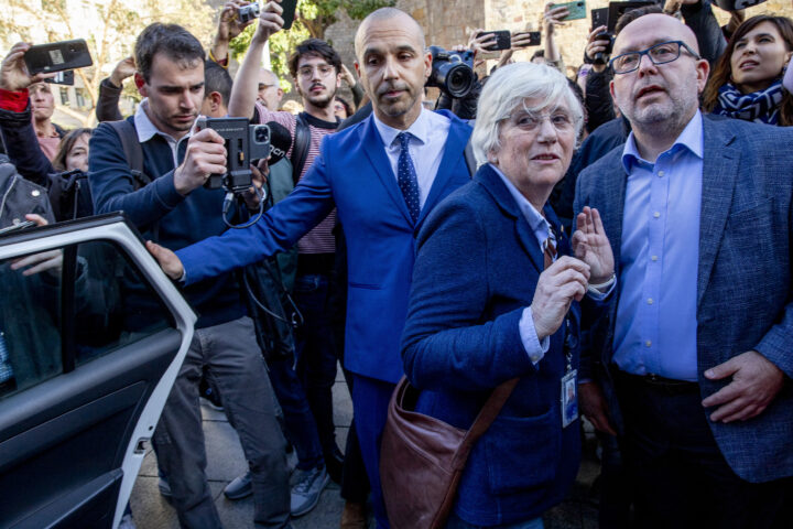 Clara Ponsatí en el moment de ser detinguda a Barcelona, malgrat tenir immunitat com a eurodiputada (fotografia: Albert Salamé).