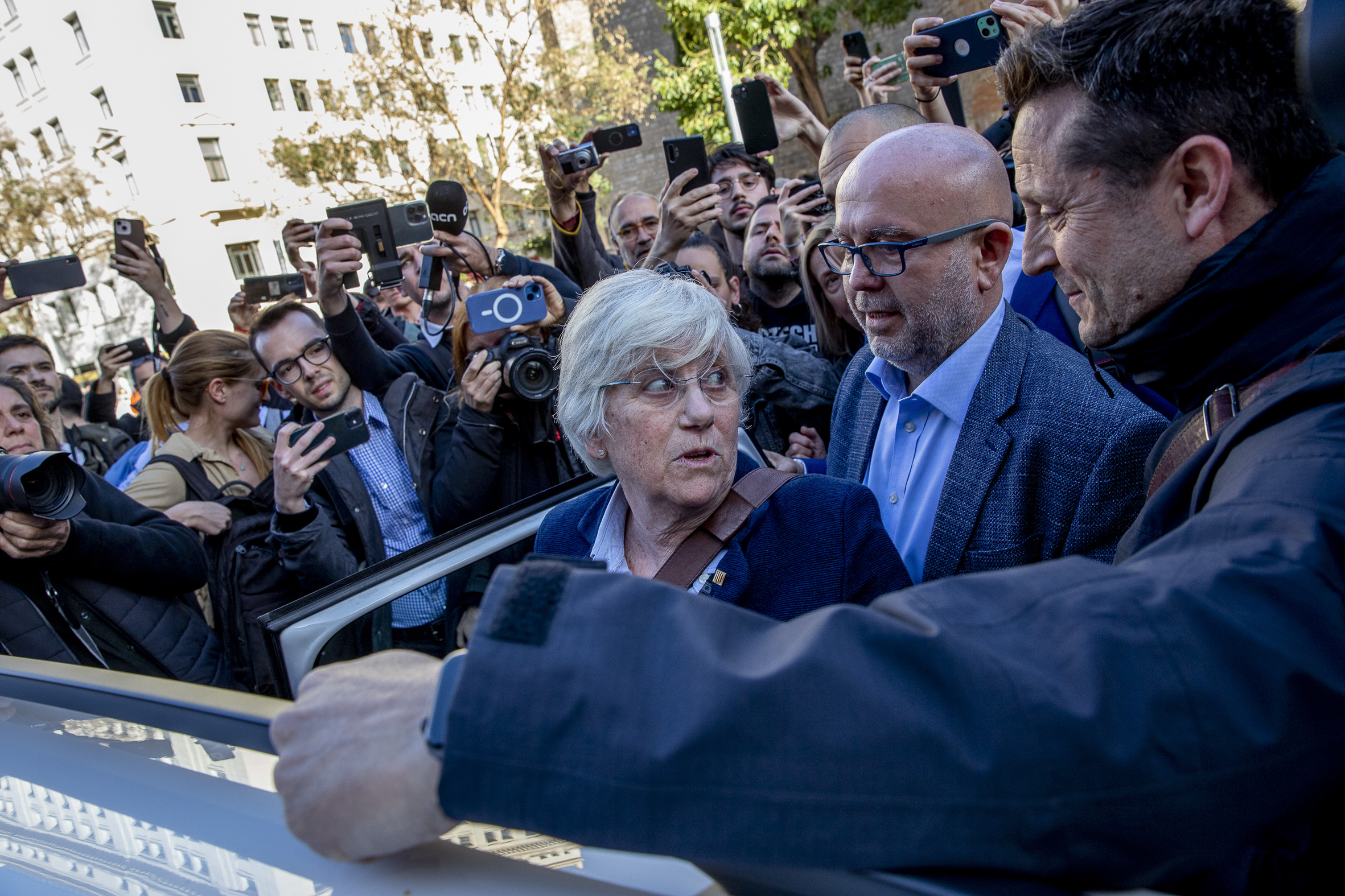 Ponsatí, en el moment de ser detinguda, acompanyada del seu advocat, Gonzalo Boye.