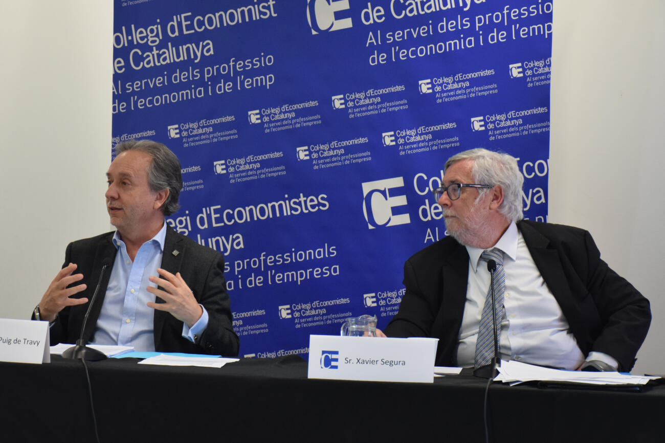 El degà del Col·legi d'Economistes, Carles Puig de Travy, i l'economista Xavier Segura (fotografia: ACN).
