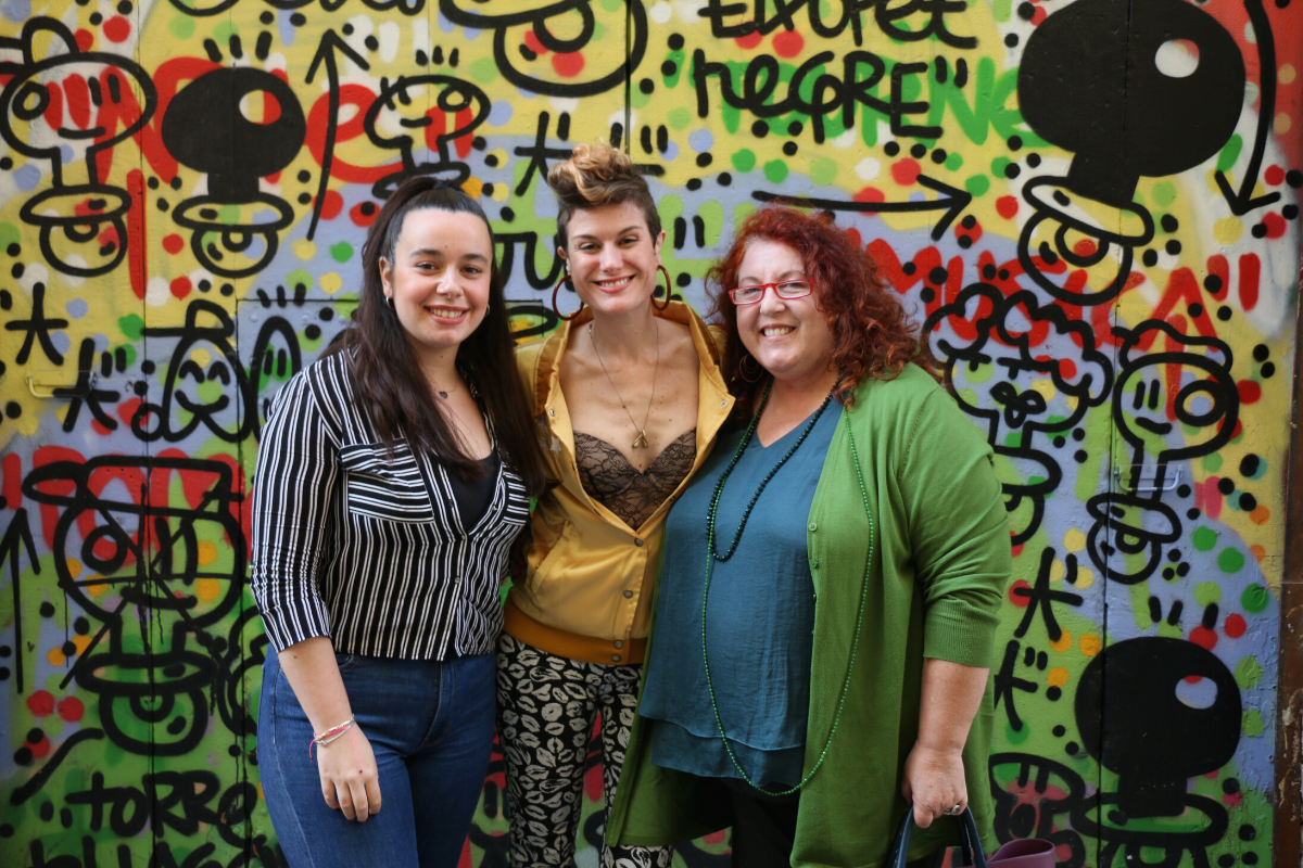 Alejandra Sánchez, periodista del projecte transmèdia Onada Feminista; Sandra Bravo, terapeuta, periodista i activista no monògama; i Cristina Sánchez Miret, sociòloga (fotografia: Enric Galli).