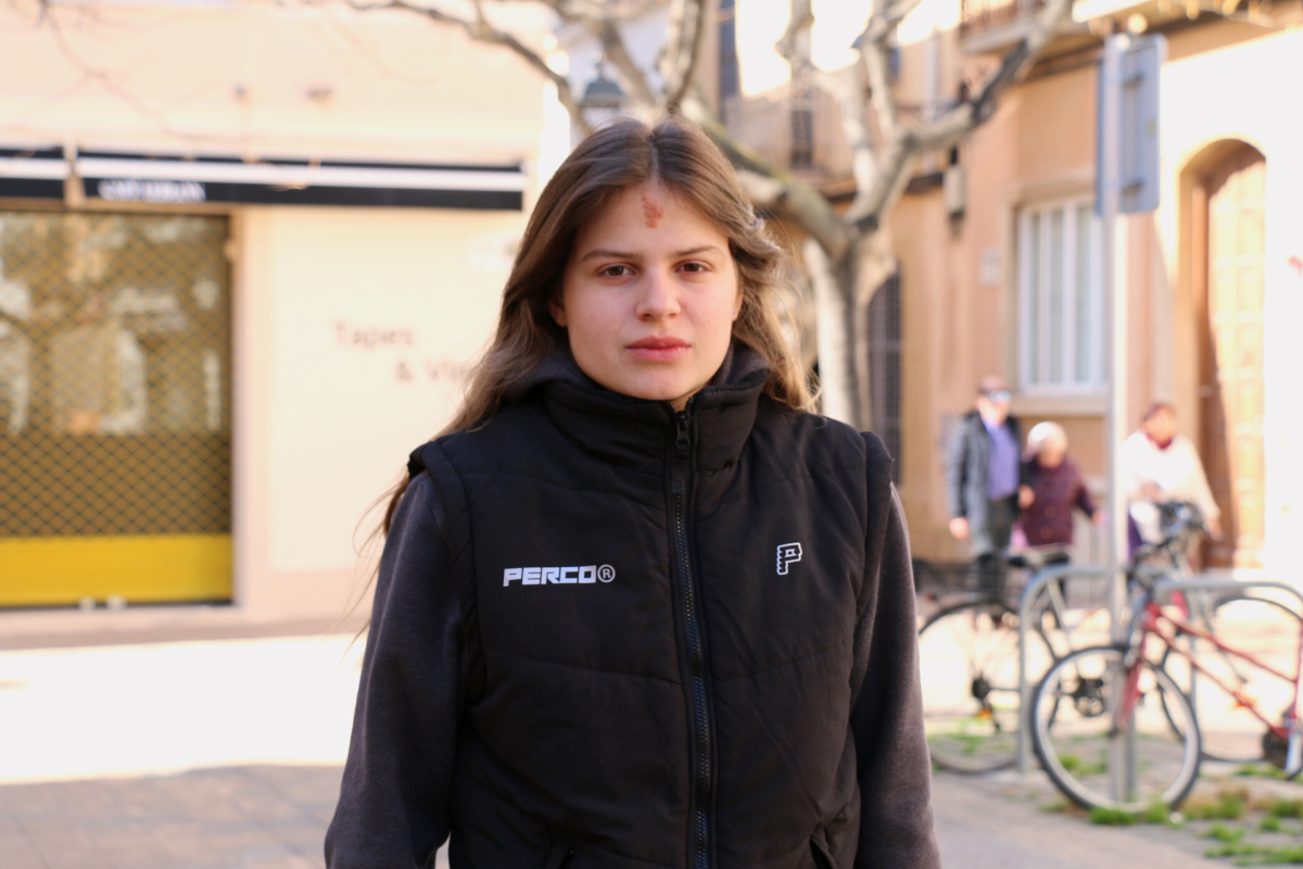 Irma Farelo, al nucli antic de Vilassar de Mar, poble on va nèixer ara fa divuit anys (fotografia: Enric Galli).