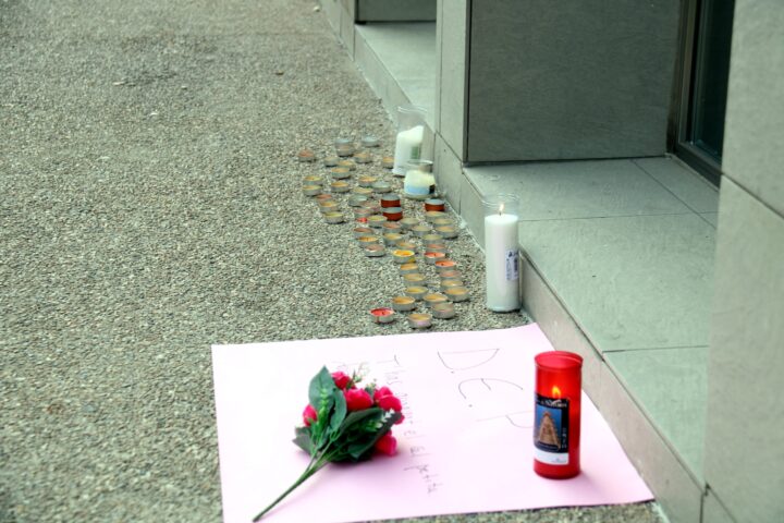 Espelmes de condol dedicades a l'adolescent que es va suïcidar a Sallent (fotografia: ACN).