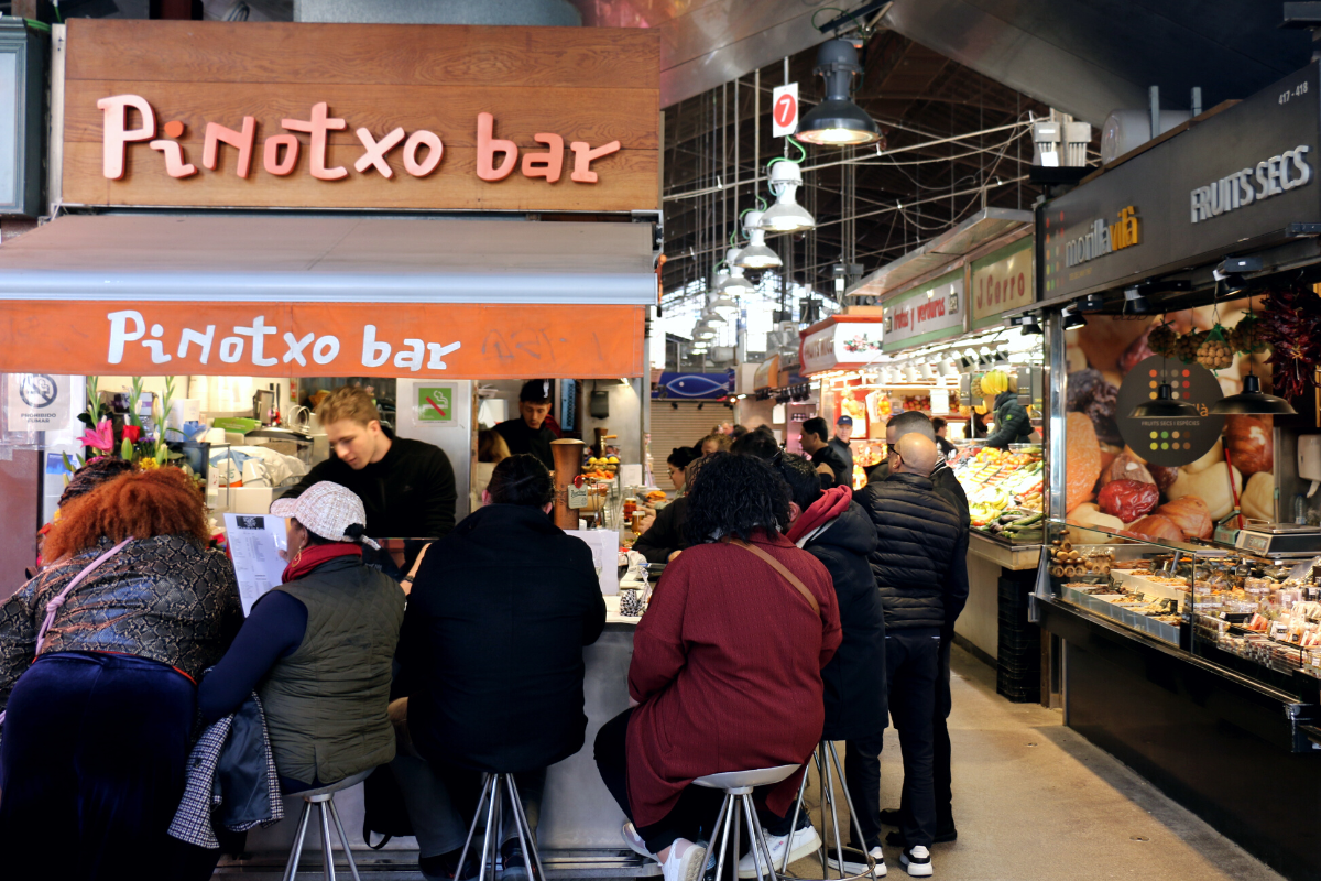 El bar Pinotxo de la Boqueria, avui al matí (fotografia: Enric Galli).