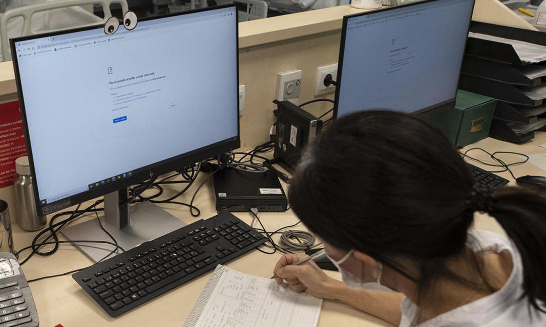 Ordinadors del Clínic amb la pantalla inactiva, fotografiats aquest dilluns (EFE)