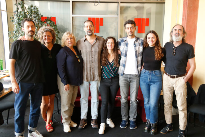 El director Jordi Prat acompanyat dels actors de 'Fàtima' (fotografia: Guillem Roset).