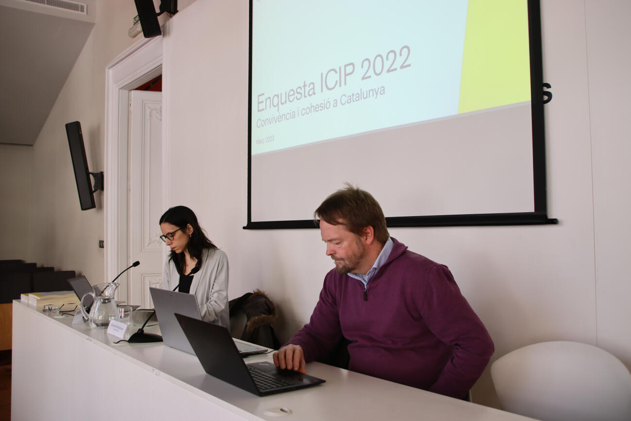 El director de l’ICIP, Kristian Herbolzheimerm, i la coordinadora de l’enquesta 2022