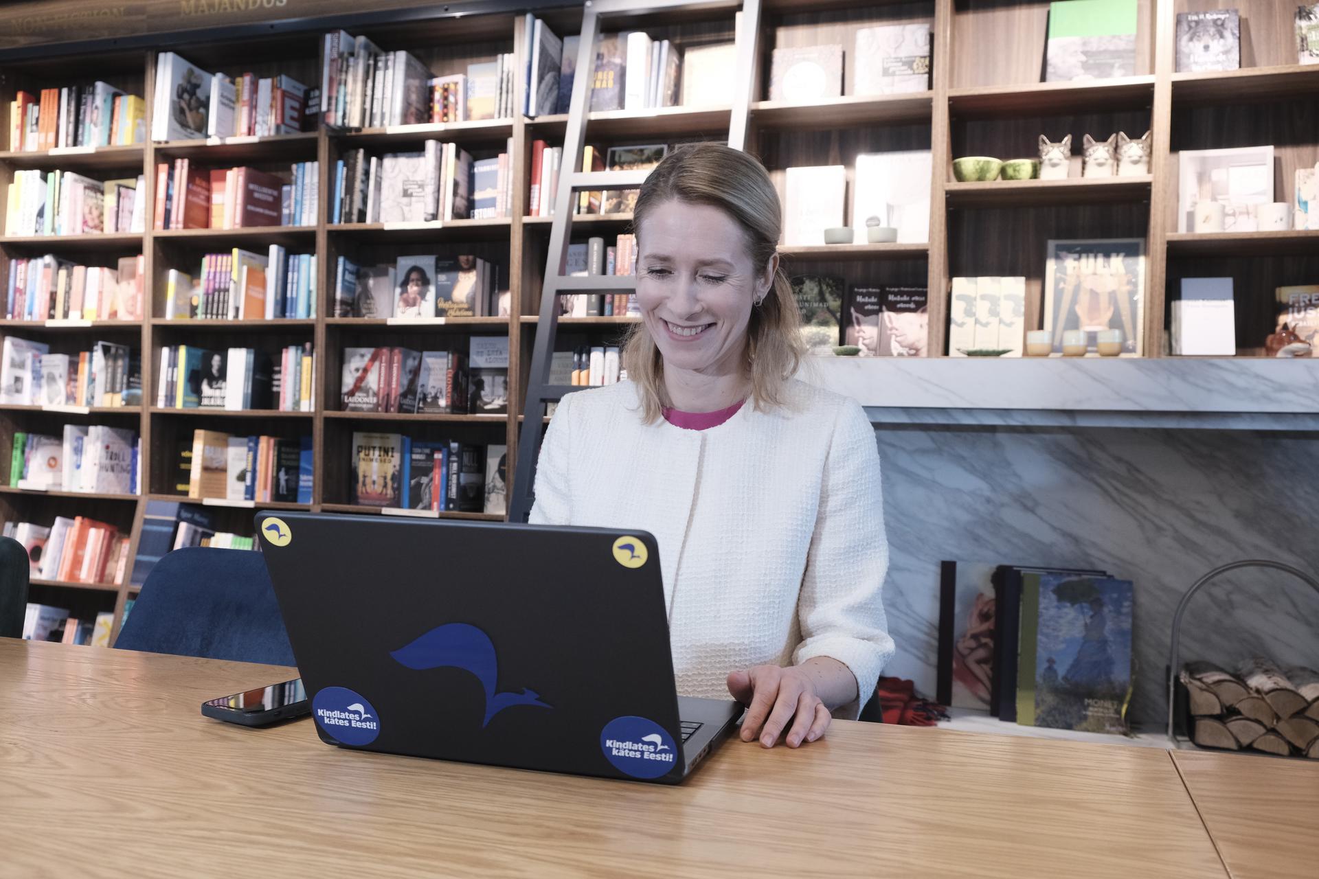 La primera ministra Kaja Kallas, votant electrònicament en una llibreria de Tallin. (Fotografia de Valda Kalnina)