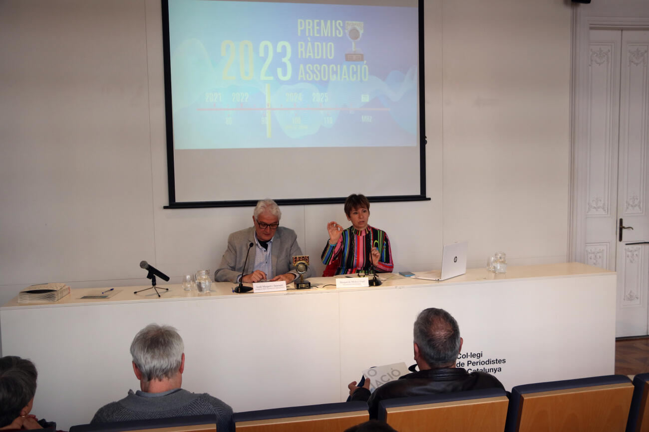 El president de Ràdio Associació de Catalunya, Jordi Margarit, i la secretària del jurat dels premis Margarida Moles durant la conferència de premsa (fotografia: Guillem Roset).