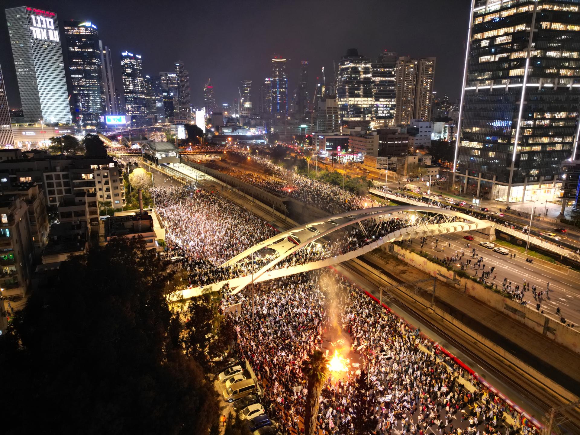 Milers de persones han ocupat durant uns quants dies l’autopista d’Ayalon, a Tel-Aviv, en protesta contra la reforma del poder judicial (fotografia: Omri Kedem).