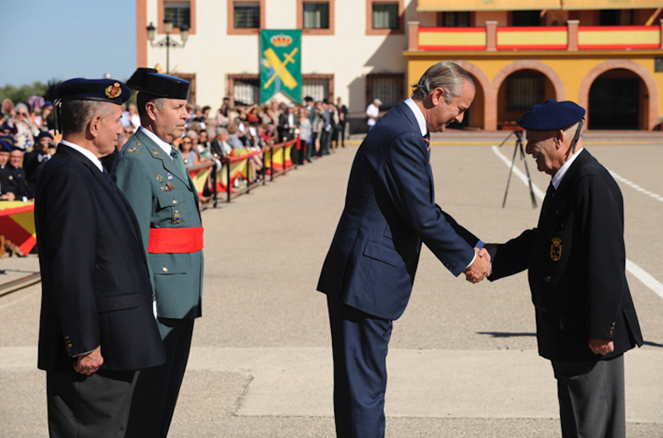 El tinent general Pedro Vázquez Jarava (al fons a l'esquerra) en un acte amb veterans del cos
