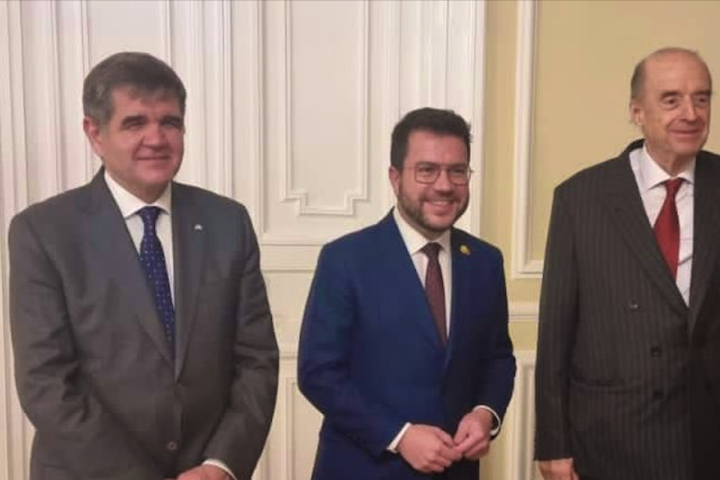 Arístegui Laborde en la trobada entre Perer Aragonès i el ministre d'Afers Estrangers colombià, Álvaro Leyva