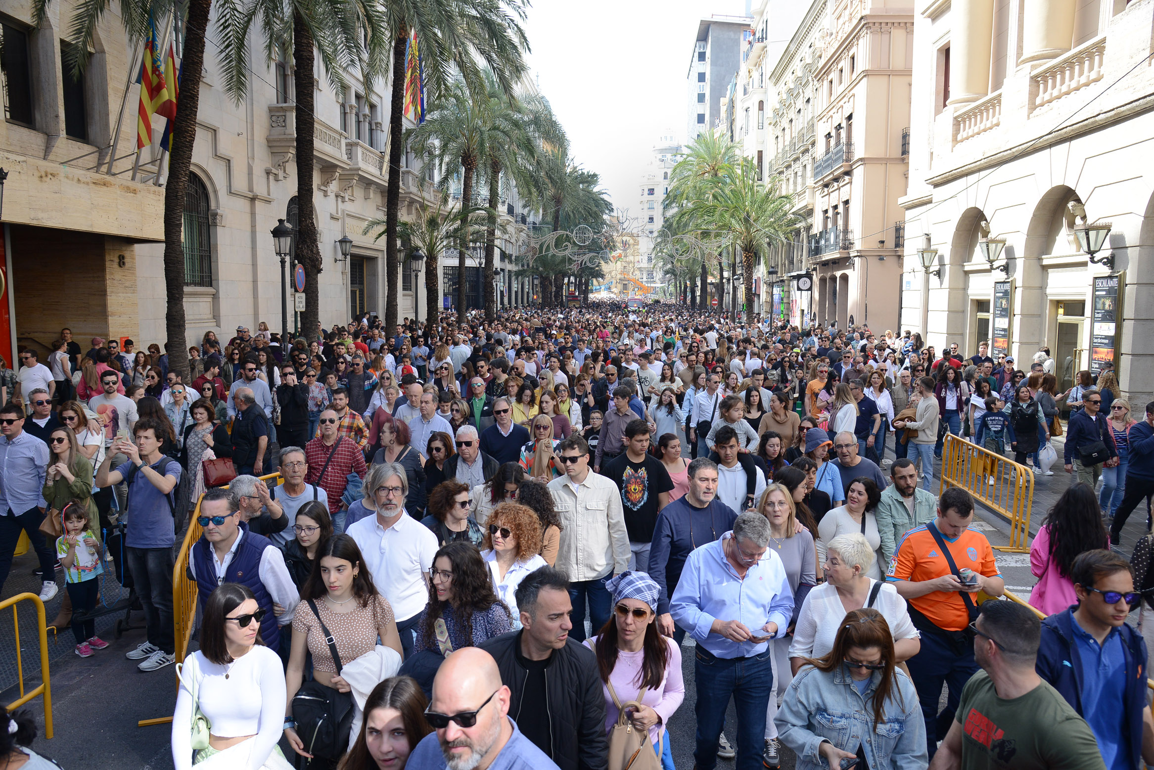 El carrer de les Barques, de gom a gom després d'una mascletada (fotografia: Prats i Camps).