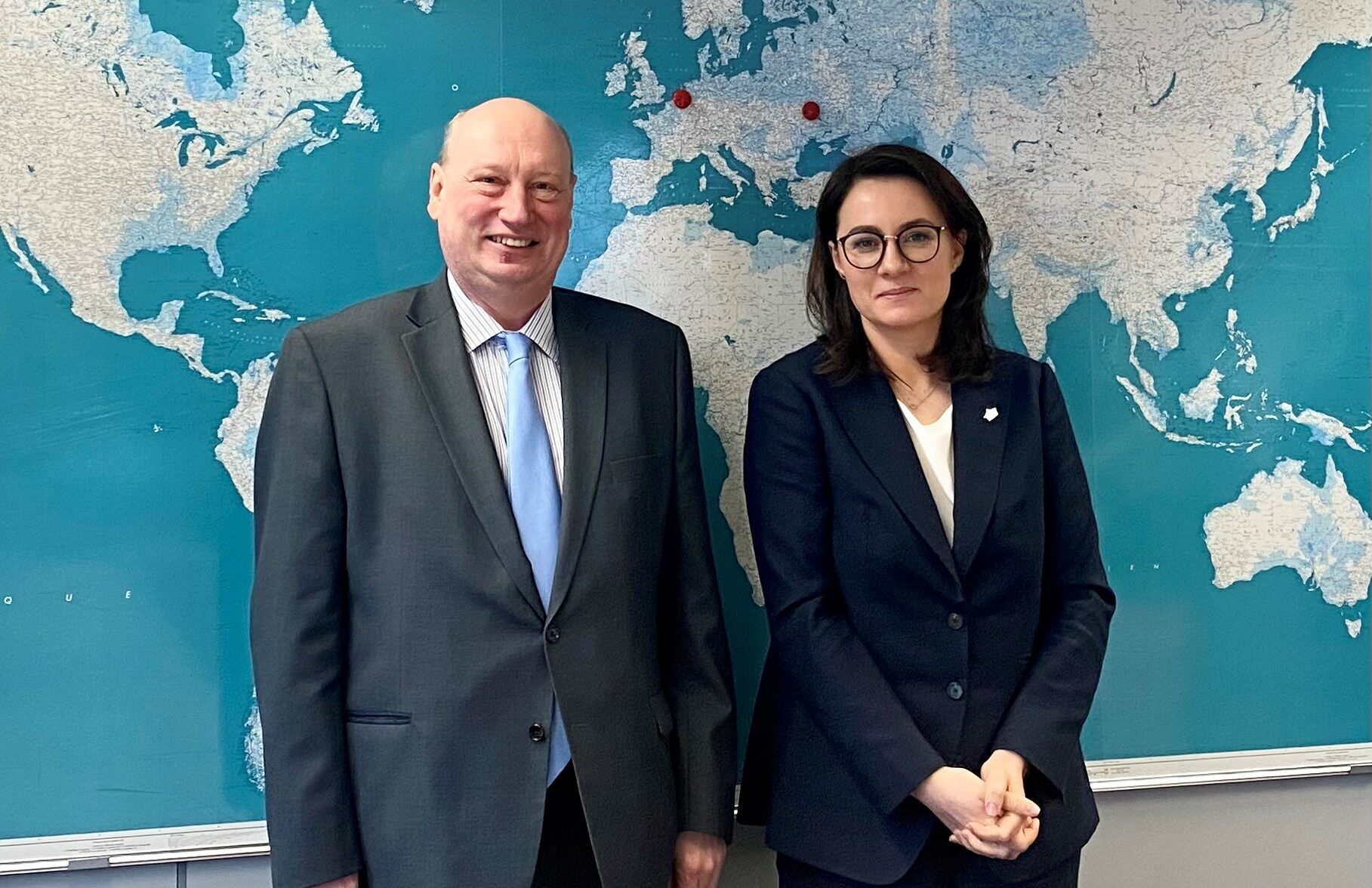 Una imatge del director general de Transports de la UE, Henrik Hololei (esquerra), en una trobada