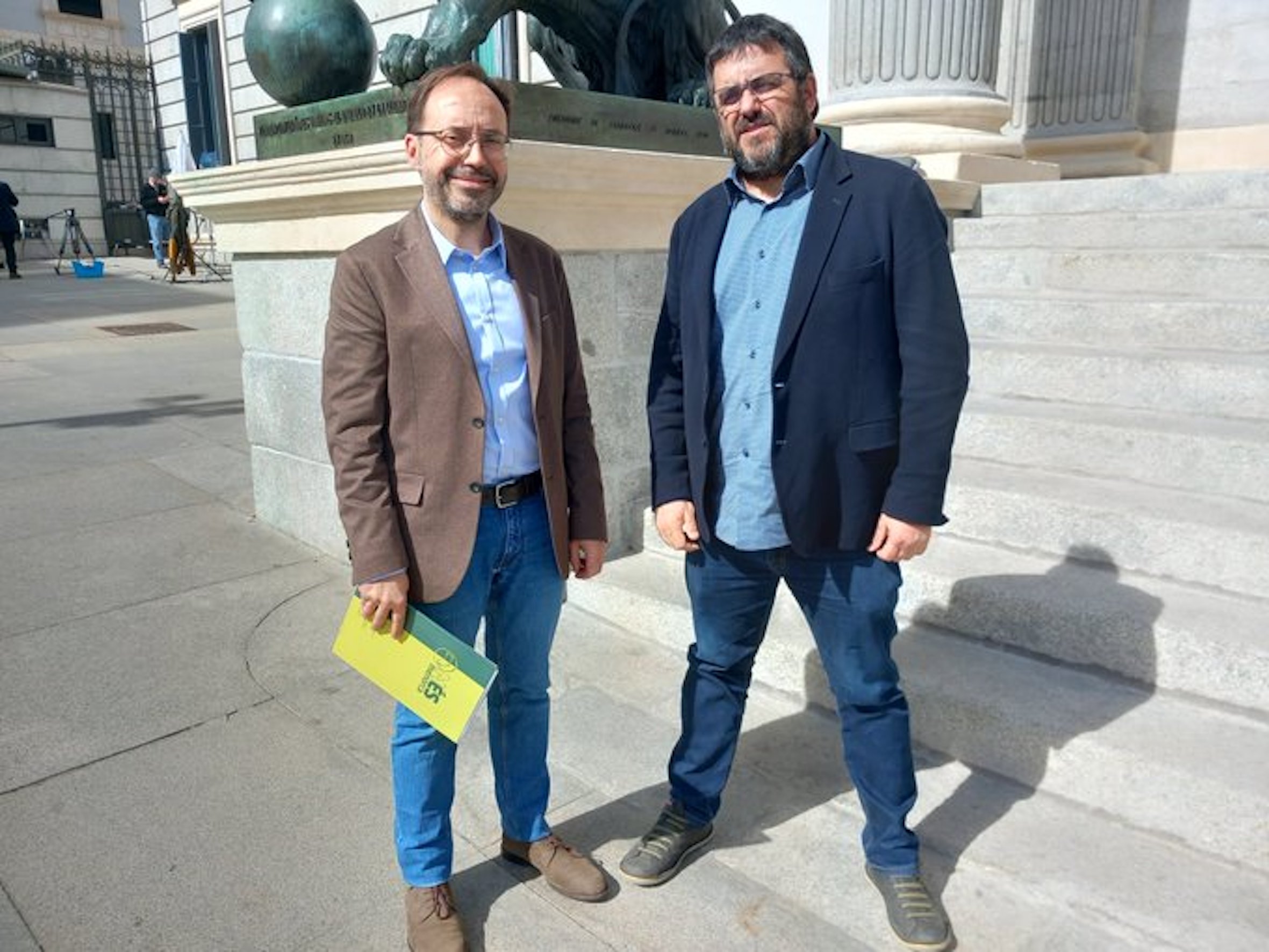 Josep Castells i Vicenç Vidal, a l'entrada del congrés espanyol (fotografia: @vidalmatas14).