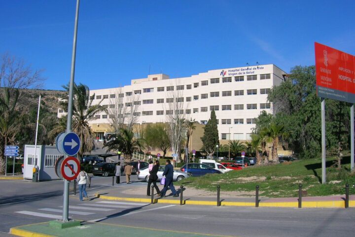 Hospital General d'Elda, on va ser atesa la jove. (fotografia: Wikimedia)