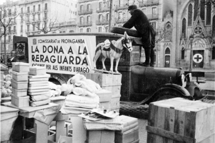 Joguines destinades al front de l'Aragó (fotografia: autor desconegut, ANC / Arxiu Palau Robert).