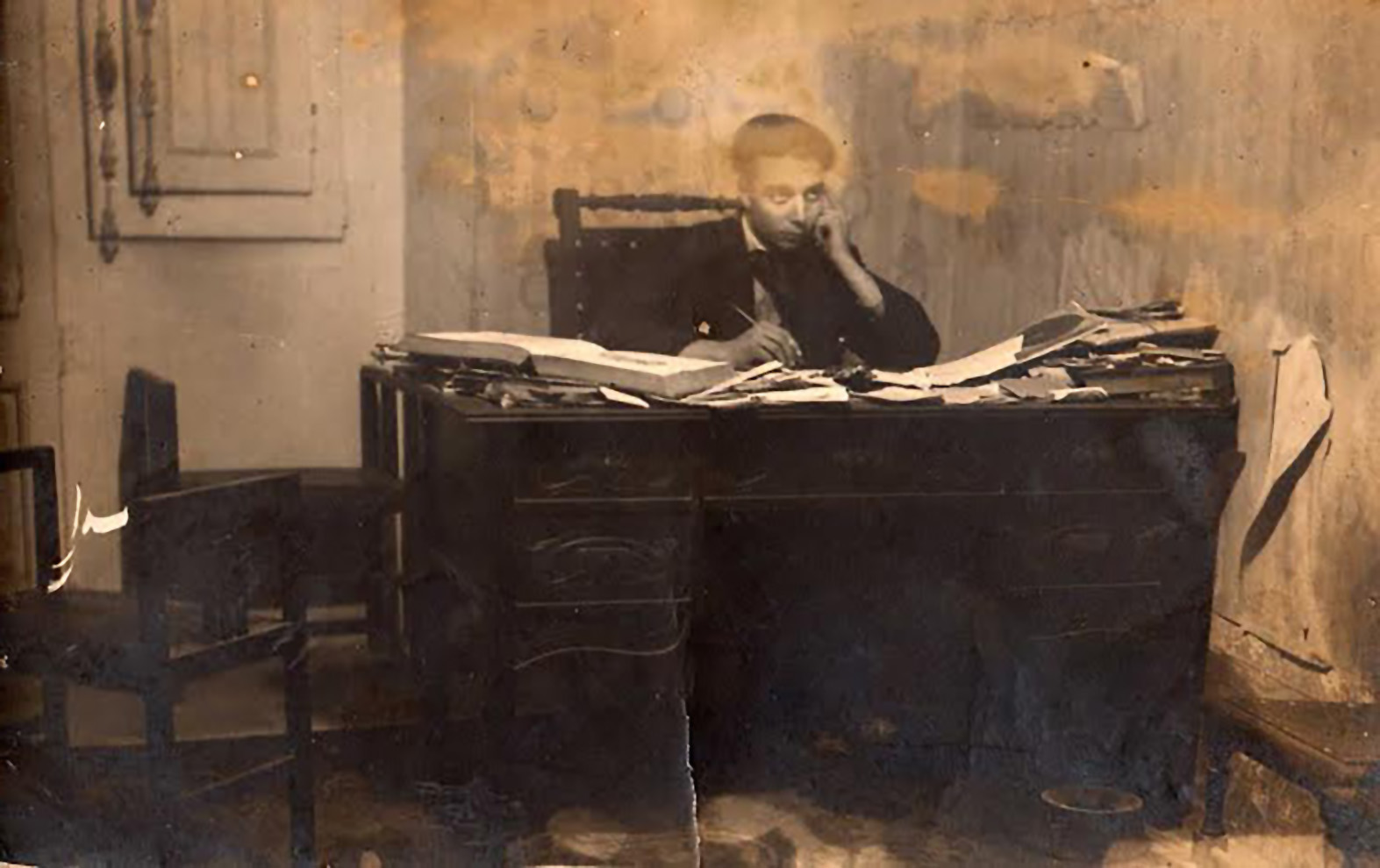 Josep Torres Tribó, al seu escriptori de Mollerussa, 1915 (fotografia: fons familiar).