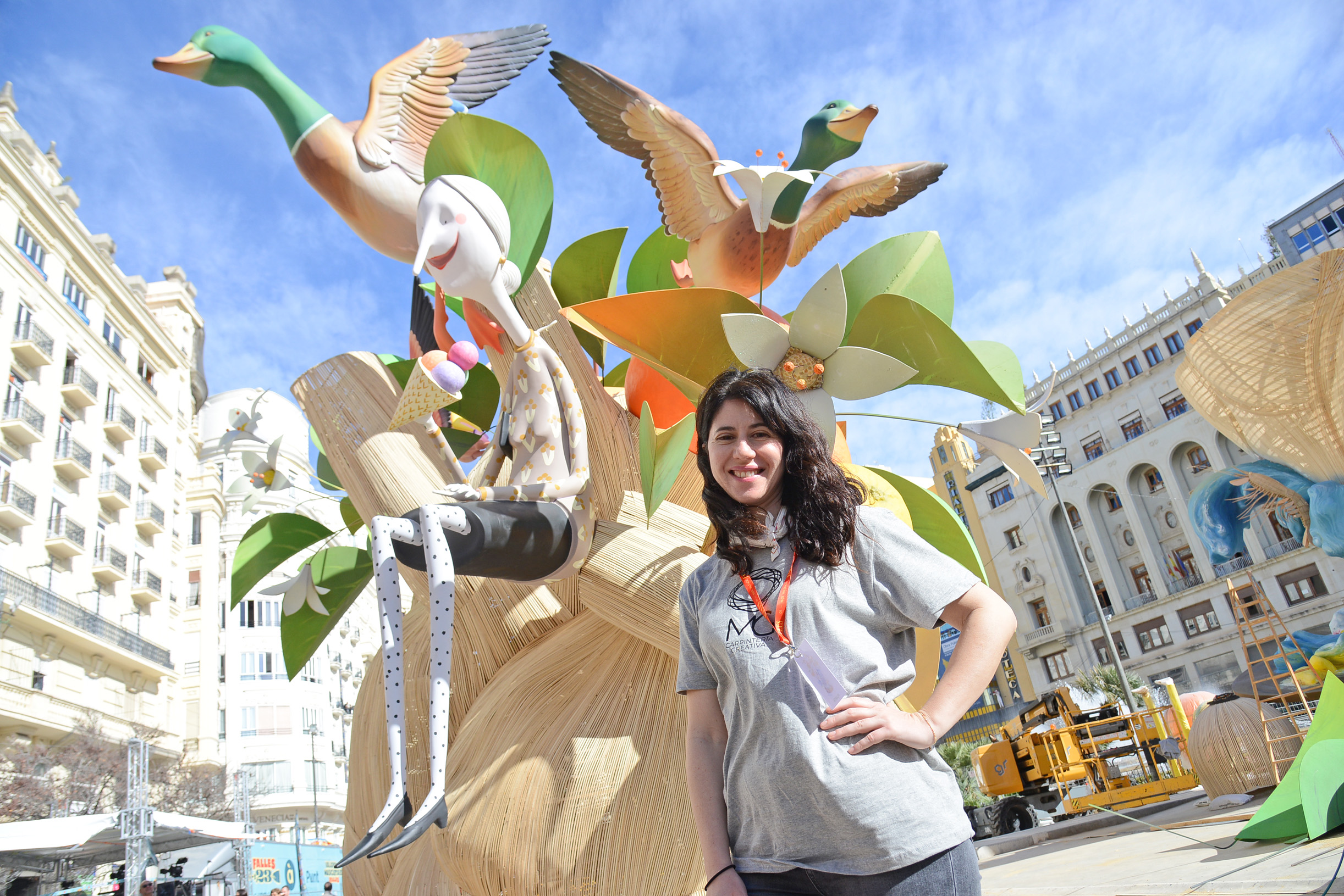 La dissenyadora Marina Puche davant la fall durant el procés de la plantada