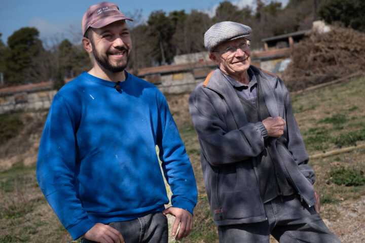 Oriol Rovira i Josep Costa, nét i avi, al Mas Terricabras d'Oristà (fotografia: Adiva Koenigsberg).