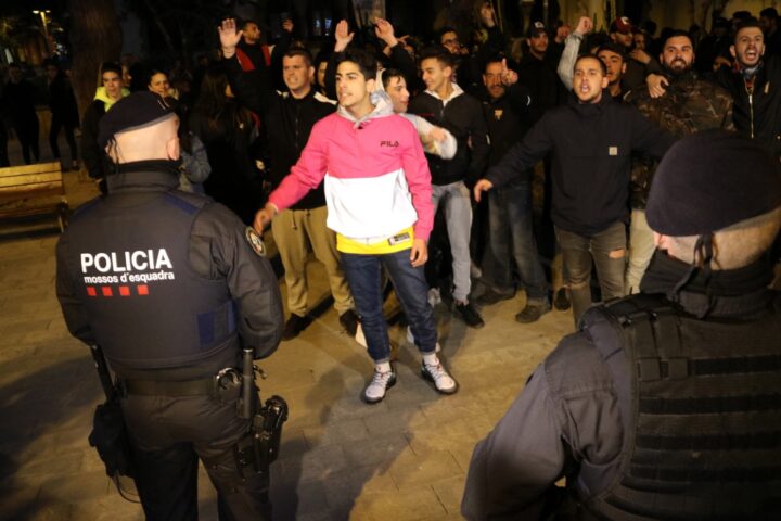 Un grup de joves, custodiat pels Mossos, mira de boicotar la concentració de rebuig a l’atac contra el centre de menors estrangers no acompanyats a Castelldefels, el març del 2019 (fotografia: Àlex Recolons/ACN).
