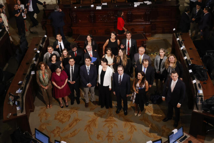 Els membres de la Comissió Constitucional. (Fotografia d'Elvis González)