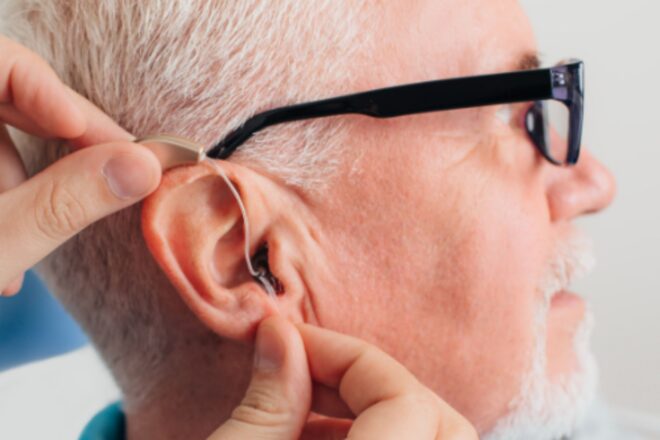 La sordesa i la necessitat d’audiòfons, un problema greu no reconegut per la salut pública
