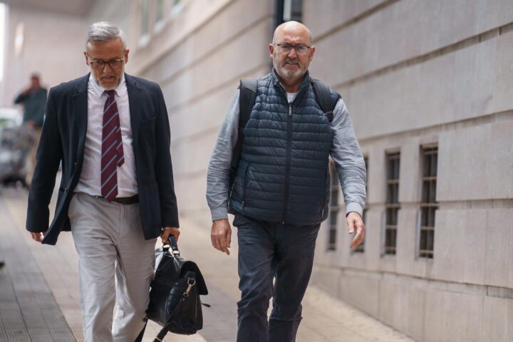 L'ex-diputat Juan Bernardo Fuentes Curbelo sortint del jutjat de Tenerife després de declarar davant de la jutgessa
